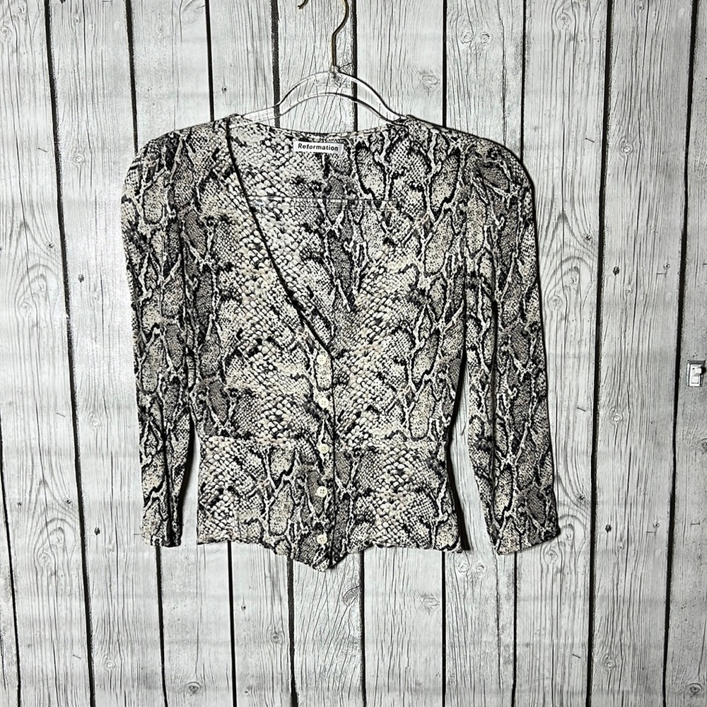 Reformation 4 Snakeskin Patterned V Neck Button front Blouse size 6